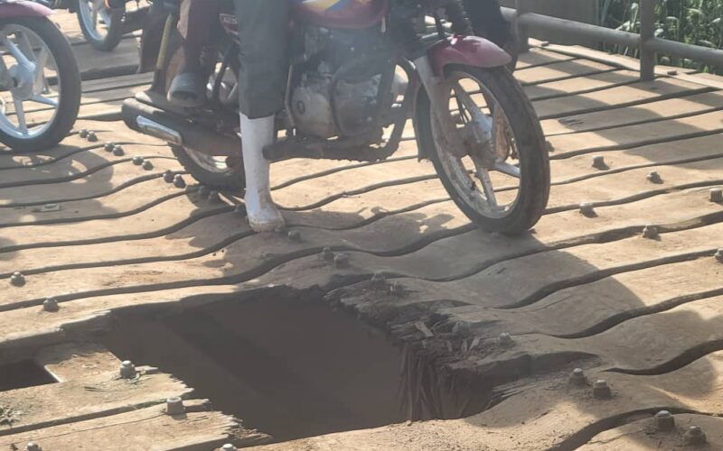 Bunia : un pont délabré sur la rivière Ngezi menace la sécurité des habitants