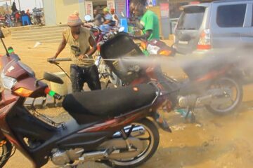 Bunia : le lavage de véhicules et motos, un métier en plein essor