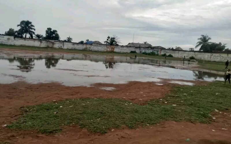 Kasaï : le stade Kanzala délabré après la pluie, la jeunesse oubliée malgré les tournois millionnaires( un constant du journaliste Felly Ephraïm Lukodi)