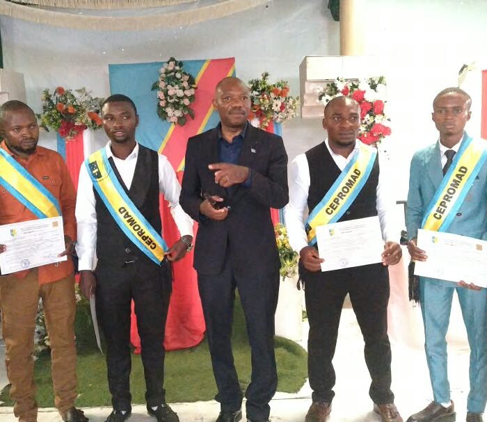 Kasindi éducation : après 3 ans d’attente, l’ISTMM CEPROMAD remet enfin leurs diplômes à 8 lauréats devant le bourgmestre et plusieurs autres autorités