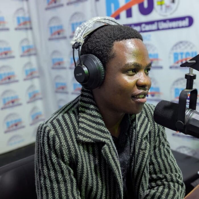 Ebola en RDC : « La baisse des cas n’exclut pas de nouvelles contaminations », le journaliste DjoDjo Djamba appelle à ne pas baisser la garde